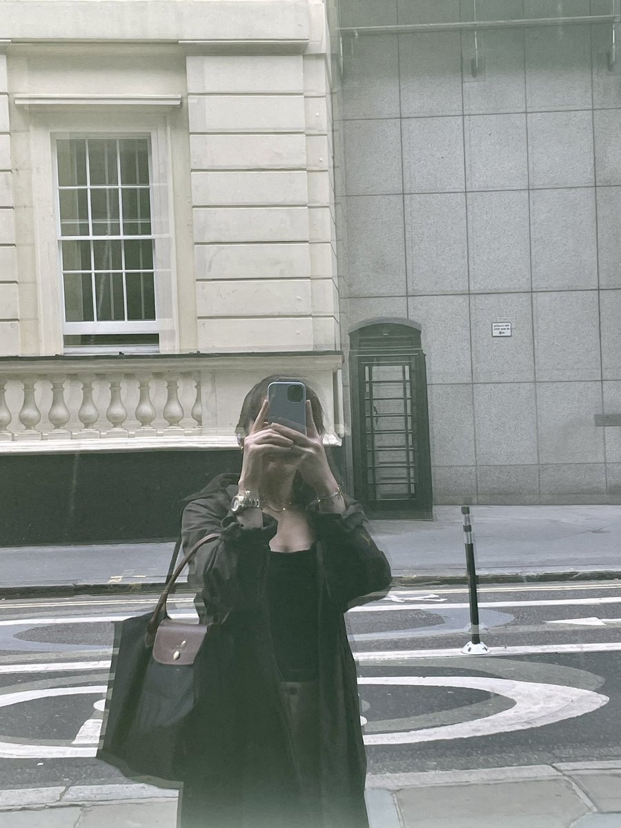 marigd02's tweet photo. Listening to Mean (Taylor’s Version) while I walking around London after spending the afternoon sipping wine at the oldest wine bar in town es something else https://t.co/q8vMz0GYVu