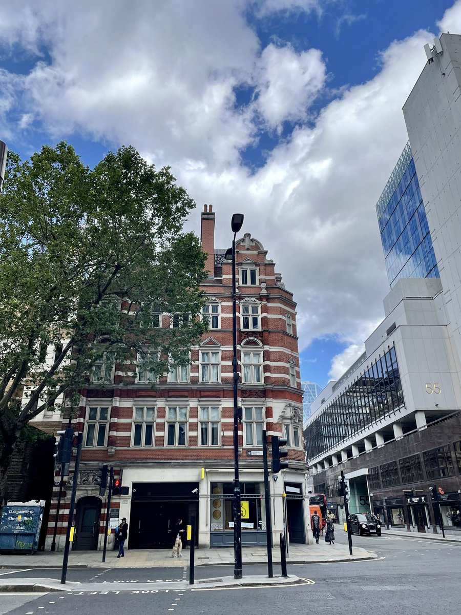 marigd02's tweet photo. Listening to Mean (Taylor’s Version) while I walking around London after spending the afternoon sipping wine at the oldest wine bar in town es something else https://t.co/q8vMz0GYVu