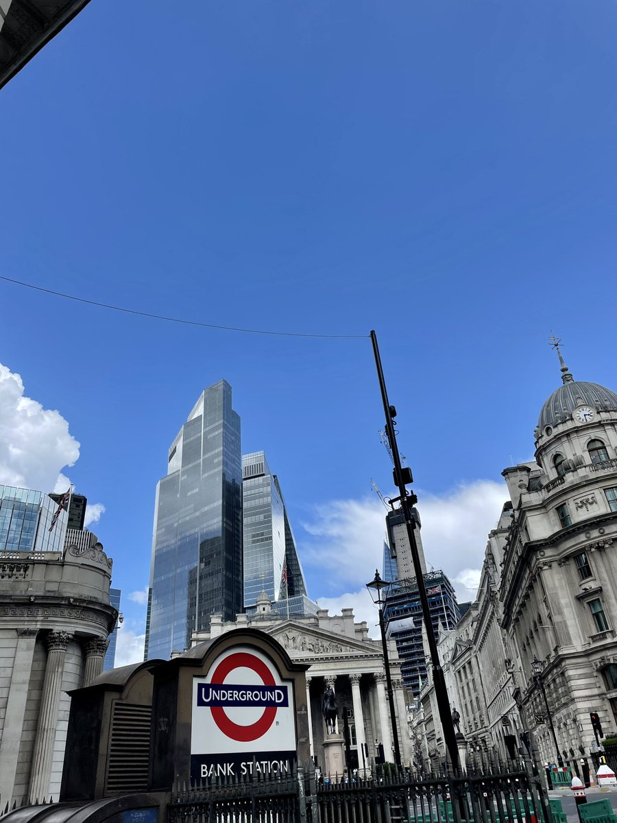 marigd02's tweet photo. Listening to Mean (Taylor’s Version) while I walking around London after spending the afternoon sipping wine at the oldest wine bar in town es something else https://t.co/q8vMz0GYVu