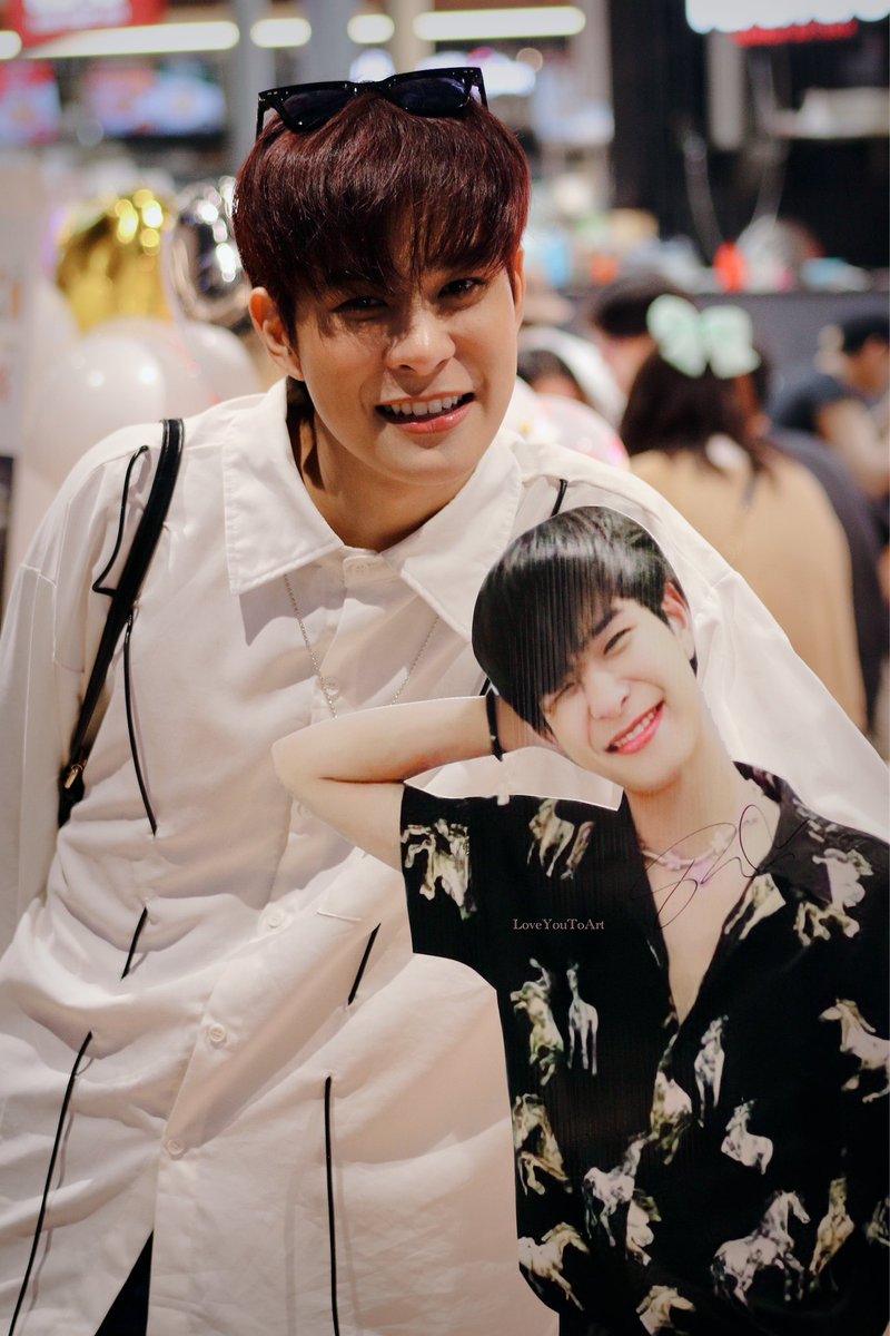 LoveYouToArt's tweet photo. ถ่ายกับสแตนดี้หน่อยฮับ #ArtPakpoom https://t.co/yx73AOanHu
