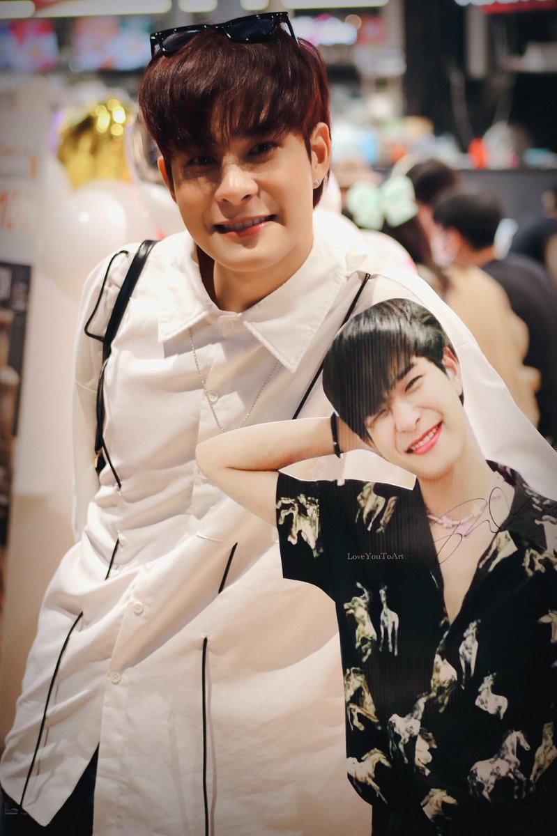 LoveYouToArt's tweet photo. ถ่ายกับสแตนดี้หน่อยฮับ #ArtPakpoom https://t.co/yx73AOanHu