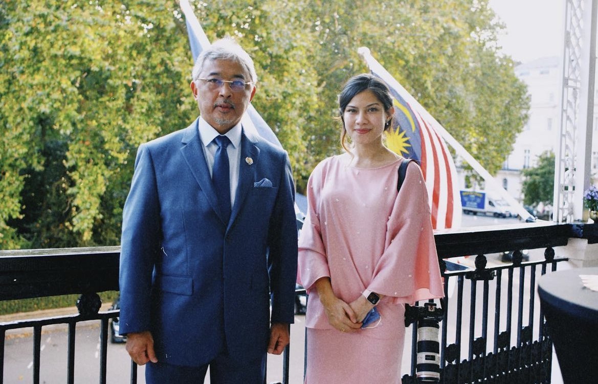 Kes Acacia ni memang rare betul considering Acacia ni pon influential people coming from family yang bukan biasa. Portfolio kerja dia termasuklah shoot Agong ketika Agong di London. 

Hopefully this news reach out to the King himself and he will step in if no further action.