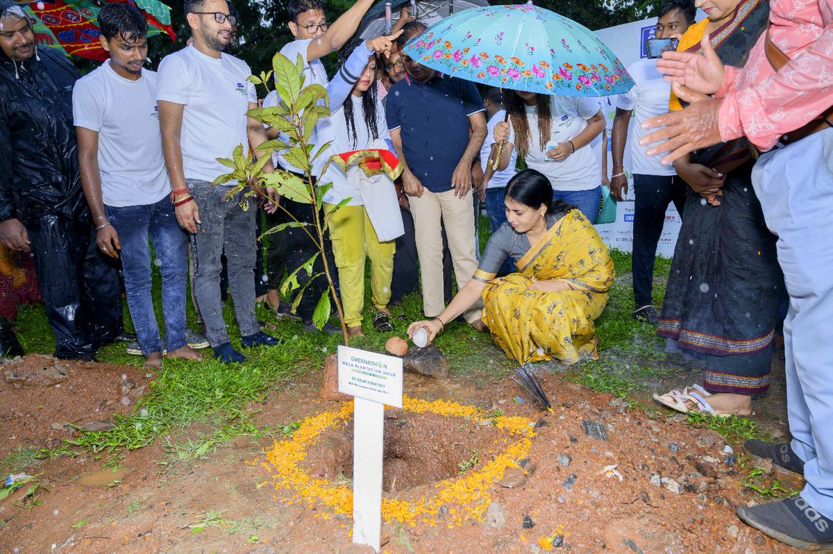 ShreemayeeM's tweet photo. “He who plants a tree. Plants a hope.” – Lucy Larcom
Kudos to Seventh Avenue for organising #Greenathon ,a special plantation drive to encourage the youngsters to plant ☘️. https://t.co/Lw01sJJFKp