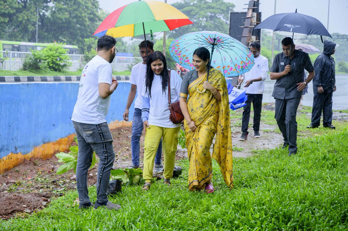 ShreemayeeM's tweet photo. “He who plants a tree. Plants a hope.” – Lucy Larcom
Kudos to Seventh Avenue for organising #Greenathon ,a special plantation drive to encourage the youngsters to plant ☘️. https://t.co/Lw01sJJFKp