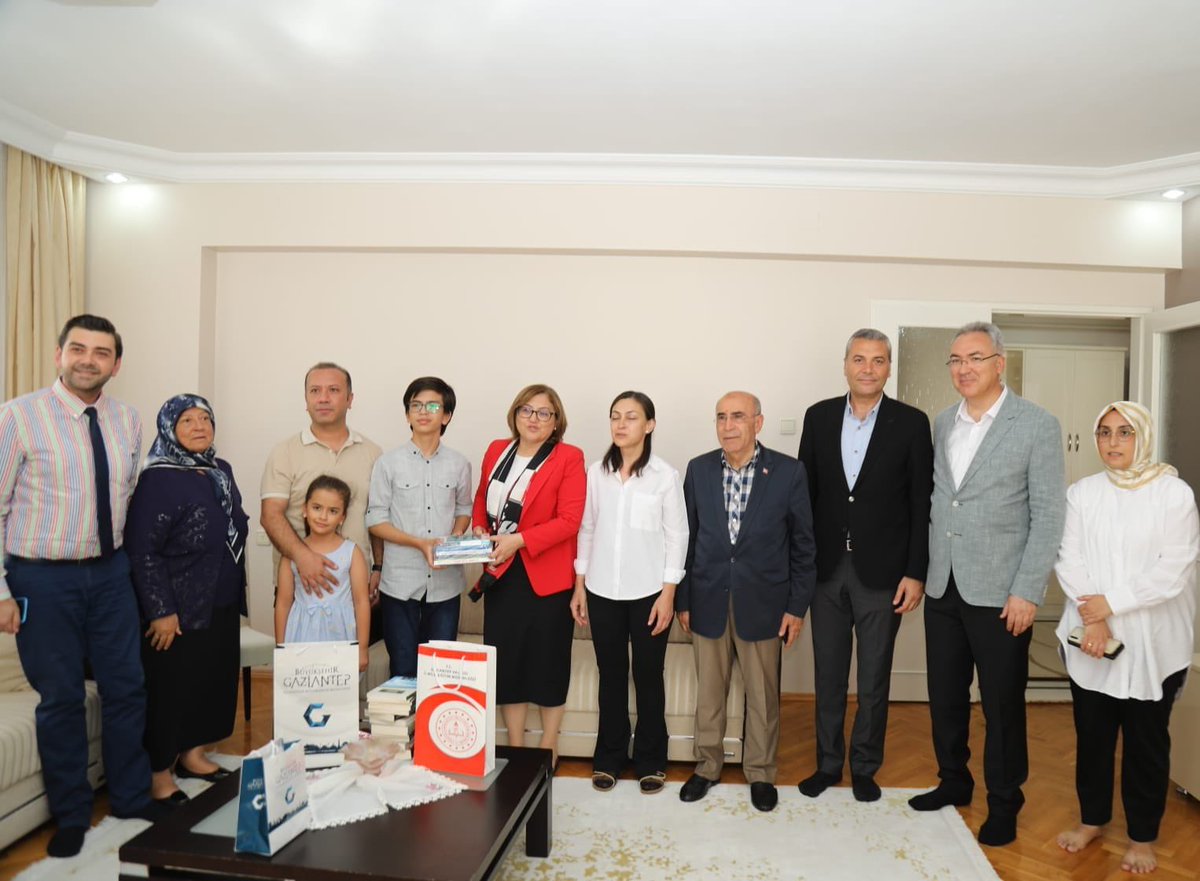 BahcesehirGA's tweet photo. GBB Başkanı Sn. Fatma Şahin ve İl Millî Eğitim Müdürümüz Yasin Tepe, LGS’de Türkiye birincisi olan Bahçeşehir Koleji Gaziantep Kampüsü öğrencilerimiz Nuri Deniz Durucu ve Tuğrul Umut Yıldırım'ı ziyaret ederek, başarılarından dolayı tebrik ettiler. https://t.co/JInraaWSDn
