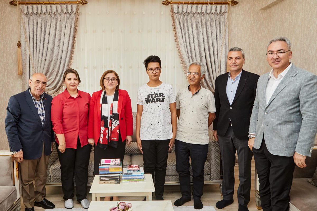 BahcesehirGA's tweet photo. GBB Başkanı Sn. Fatma Şahin ve İl Millî Eğitim Müdürümüz Yasin Tepe, LGS’de Türkiye birincisi olan Bahçeşehir Koleji Gaziantep Kampüsü öğrencilerimiz Nuri Deniz Durucu ve Tuğrul Umut Yıldırım'ı ziyaret ederek, başarılarından dolayı tebrik ettiler. https://t.co/JInraaWSDn