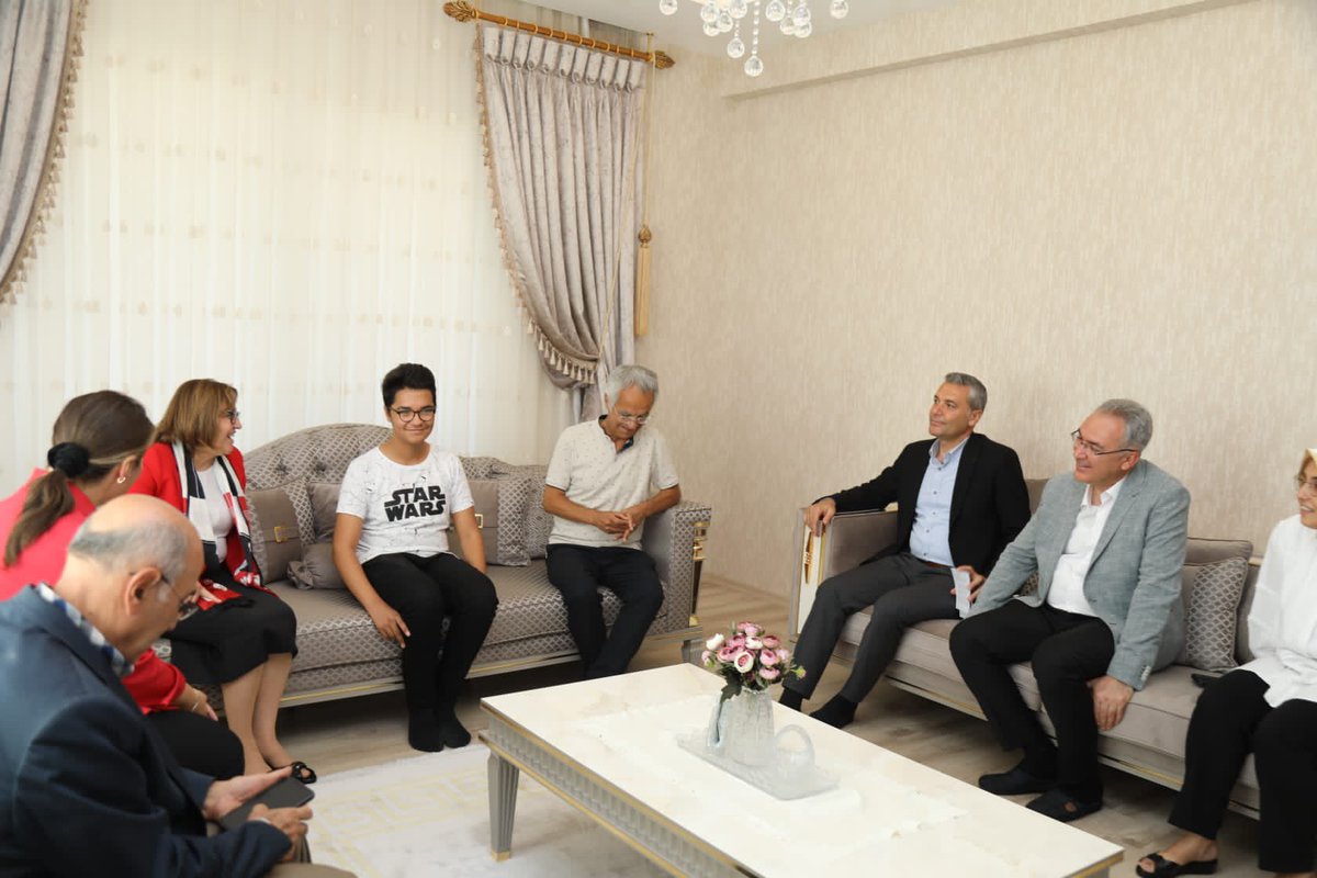 GBB Başkanı Sn. Fatma Şahin ve İl Millî Eğitim Müdürümüz Yasin Tepe, LGS’de Türkiye birincisi olan Bahçeşehir Koleji Gaziantep Kampüsü öğrencilerimiz Nuri Deniz Durucu ve Tuğrul Umut Yıldırım'ı ziyaret ederek, başarılarından dolayı tebrik ettiler.