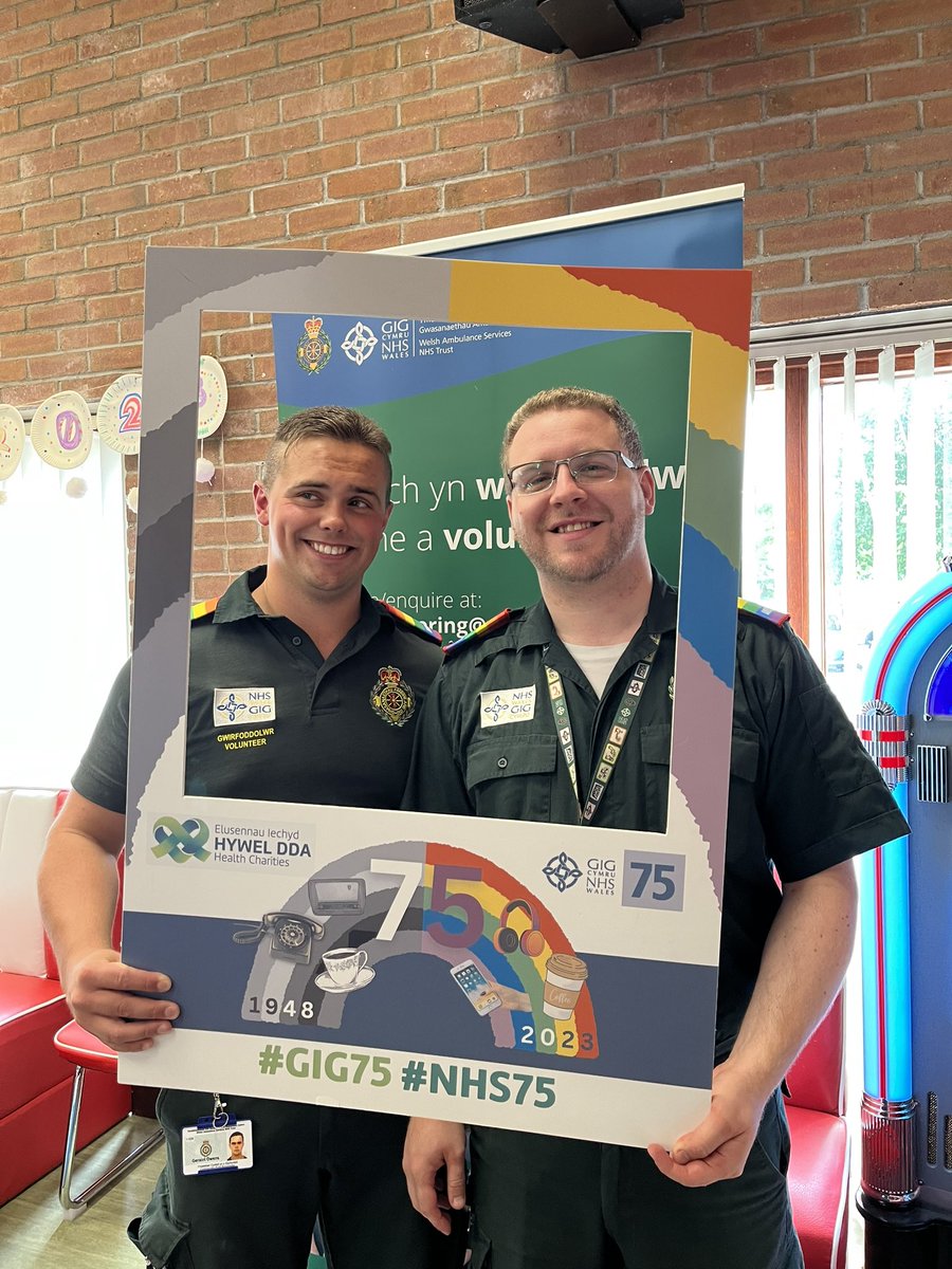 Anna_Bird3's tweet photo. Great to see colleagues from our partner services at #PembsPride 
@HywelDdaHB @JobsMAWWFRS @WelshAmbulance @wastlgbt @SJACymru 
@DyfedPowys https://t.co/1KGolbSljU