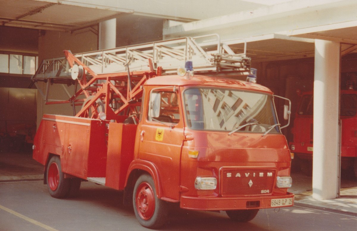 SPBesancon's tweet photo. J-439 : 💡 Échelle sur porteur #SAVIEM des #Sapeurs-Pompiers de Besançon en 1977. Son faible encombrement lui permet d’être dressée dans les cours intérieures du centre-ville de Besançon.
#PompiersBesançon500ans
#Sapeur
#Pompier
#Histoire
#Besançon
#Luttecontrelesincendies https://t.co/rvBCxQtzyc