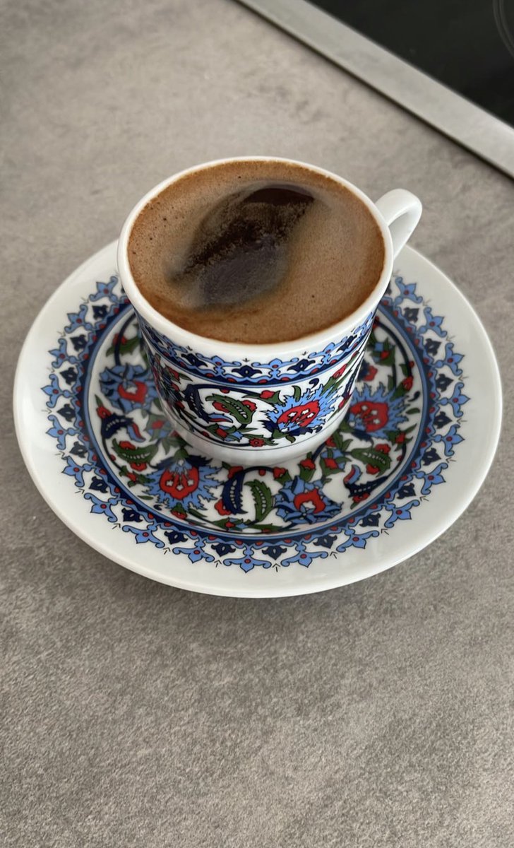 Ich wollt nur sagen ich kann türkischen Kaffesatz lesen. Schickt mir eure Tassen ich sag euch die Zukunft voraus 🤙🏻