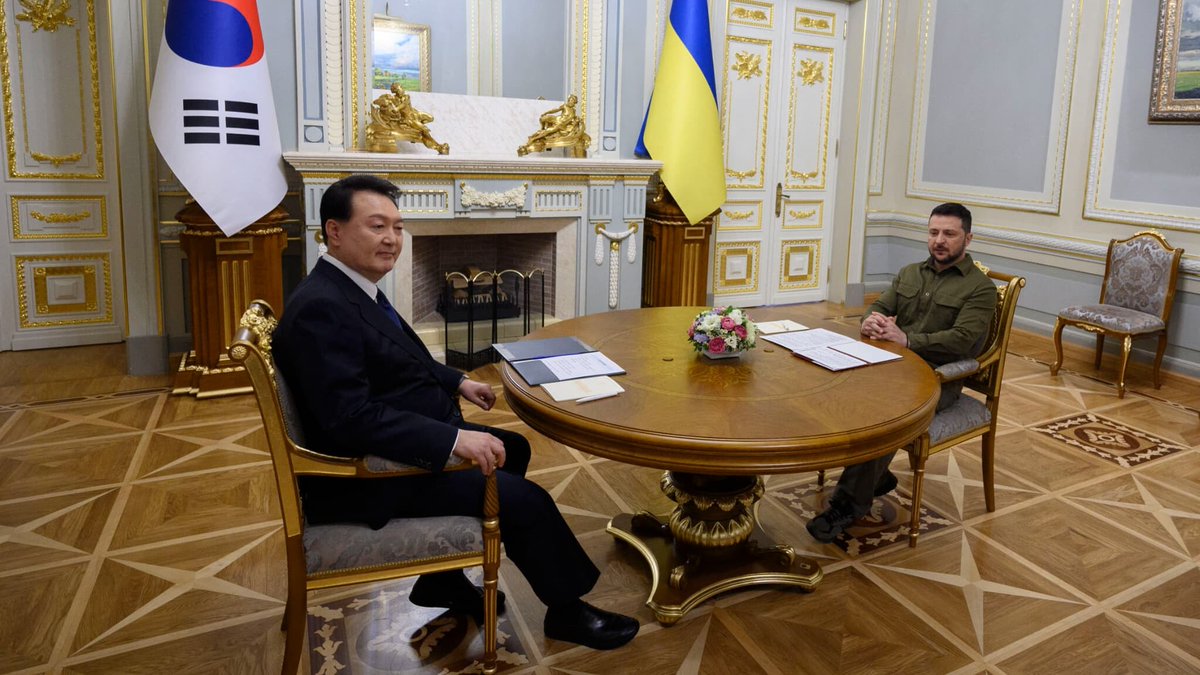 BFMTV's tweet photo. Ukraine: en visite surprise, le président sud-coréen promet d'"augmenter l'ampleur" de son aide
https://t.co/YE5wTHTXwF https://t.co/6IhwhpC6Ck