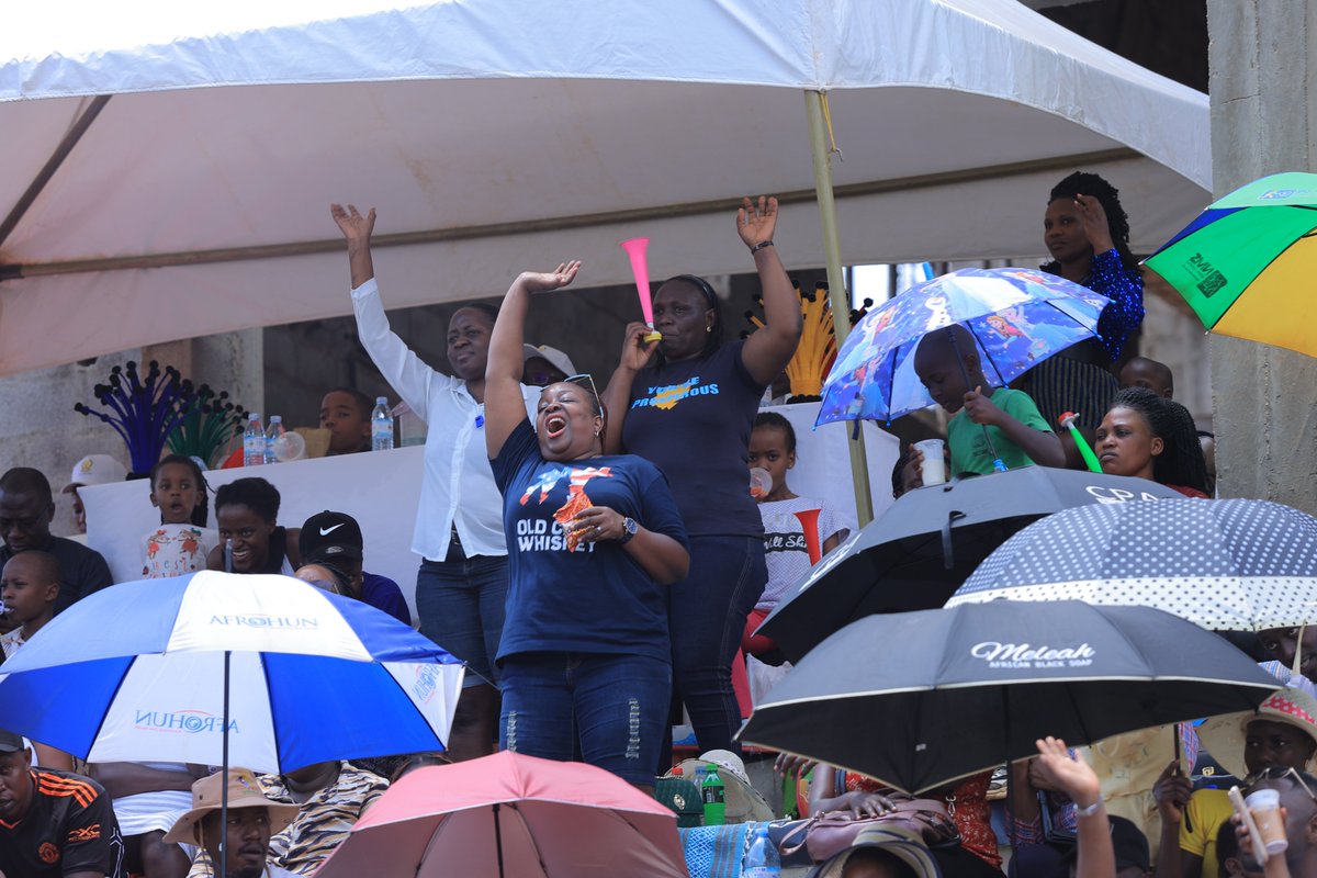 kqprimaryschool's tweet photo. Scenes as the @kqprimaryschool parents shout support for their children. #sportsday2023 😊 #HappeningNow #kqpssportsday #Kqpssportsday23 #SportsDay. https://t.co/FFqxNzgfHN