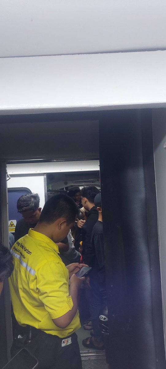 KA Komuter Dhoho, Surabaya Kota - Kertosono, jadwal keberangkatan paling malam, selalu ga kebagian tempat duduk. 🤟😎😁
Sekedar saran saja nggih Om Min <a href="/KAI121/">Kereta Api Indonesia</a> <a href="/CommuterLine/">KAI Commuter</a> mbok ya kl week end gini, gerbongnya ditambah gitu. 😘☕️