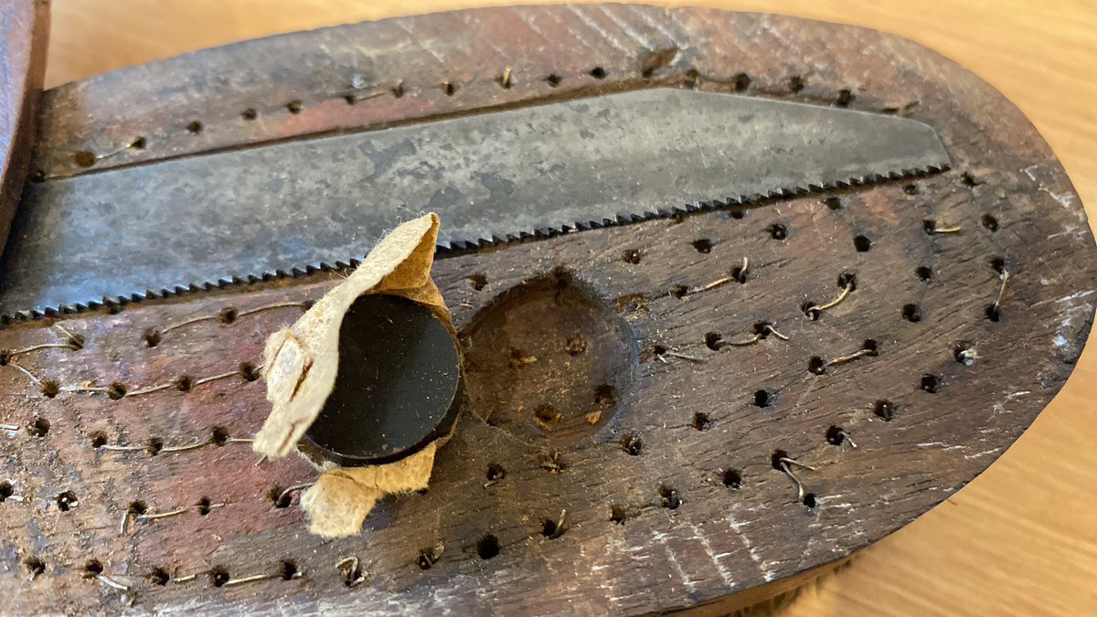 MI9Uncovered's tweet photo. As many of you know, my interest (and the book itself) lies in the MI9 evasion and escape devices produced during WW2. Below is another such item.
A military issue brush with a hacksaw and MI9 compass concealed inside. Ready when required… https://t.co/RJTLEJyZ90