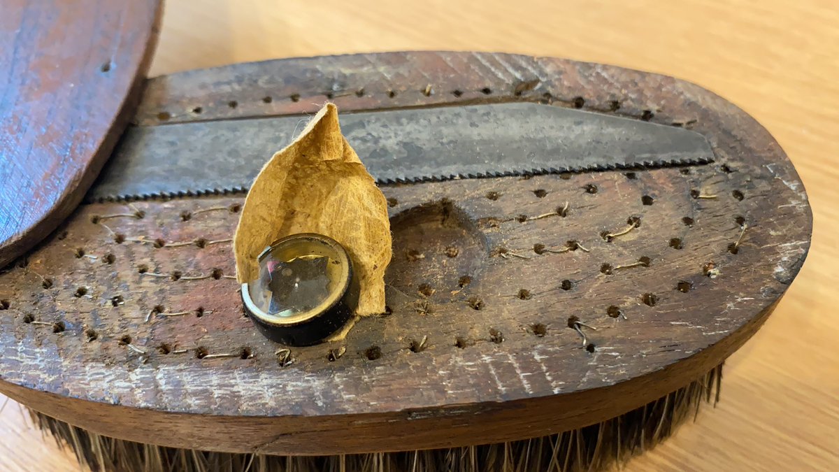 MI9Uncovered's tweet photo. As many of you know, my interest (and the book itself) lies in the MI9 evasion and escape devices produced during WW2. Below is another such item.
A military issue brush with a hacksaw and MI9 compass concealed inside. Ready when required… https://t.co/RJTLEJyZ90