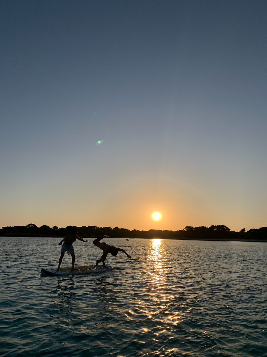 bertadescalzi's tweet photo. és ben bé que les postes de sol menorquines son difícils d’igualar ❤️‍🩹
i amb aquesta companyia encara més<3
pd: a vegades toca. https://t.co/aDOkyzxHc9