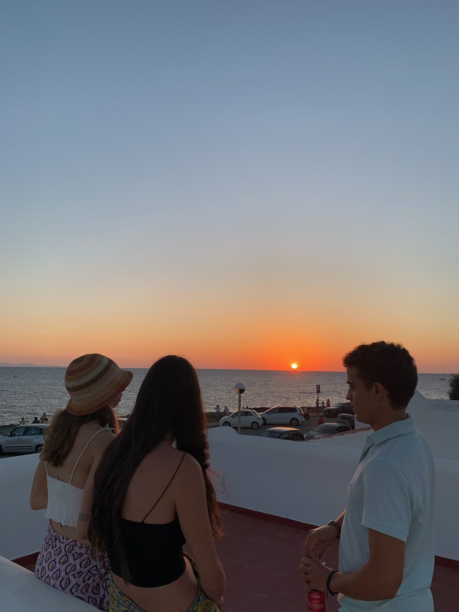 bertadescalzi's tweet photo. és ben bé que les postes de sol menorquines son difícils d’igualar ❤️‍🩹
i amb aquesta companyia encara més<3
pd: a vegades toca. https://t.co/aDOkyzxHc9