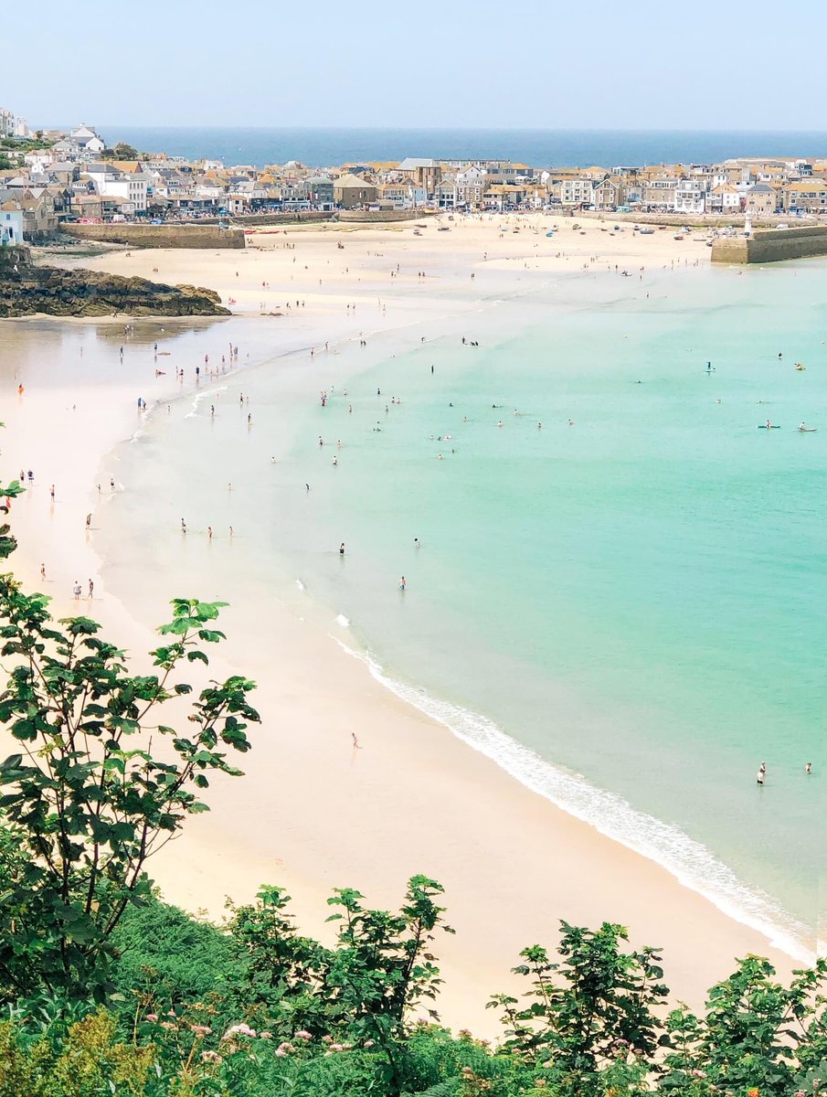 I took this shot last weekend of everyone embracing the turquoise waters on Porthminster Beach, looks so inviting! We still have some summer availability if you fancy a dip? Take a look at our website. #stives #stivesholidays #Cornwall sostives.co.uk/late-availabil…