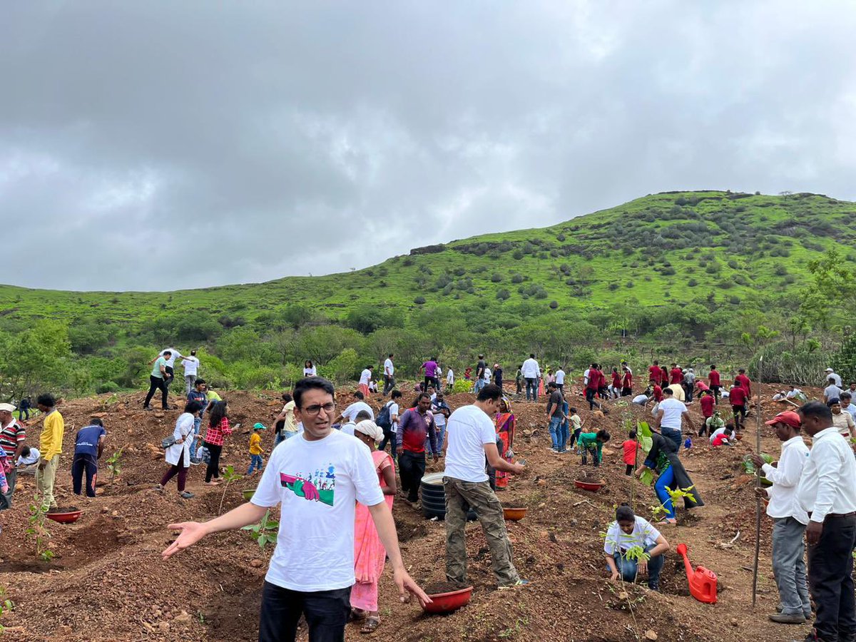 pankaj_ifs's tweet photo. Afforestation Drive by BOSCH India  on 50 Acre Forest Land under CSR activitiy at Nashik . 
@moefcc @CMOMaharashtra @SMungantiwar @TOINashikNews @lokmat @MataNashik @InfoNashik https://t.co/OpasbuxySS