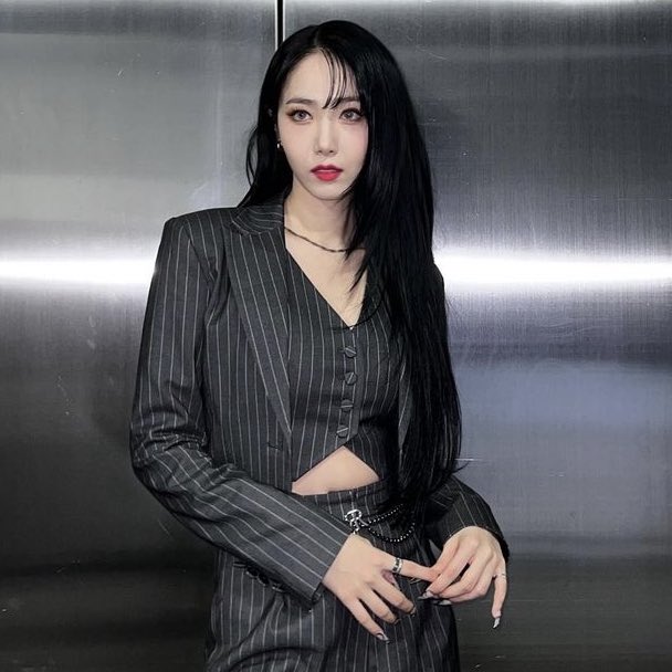 wonbverse's tweet photo. 1 ticket for                              1 ticket for
oppenheimer                         barbie 
please 💣                                please 💖 https://t.co/Flbtv8dOaZ