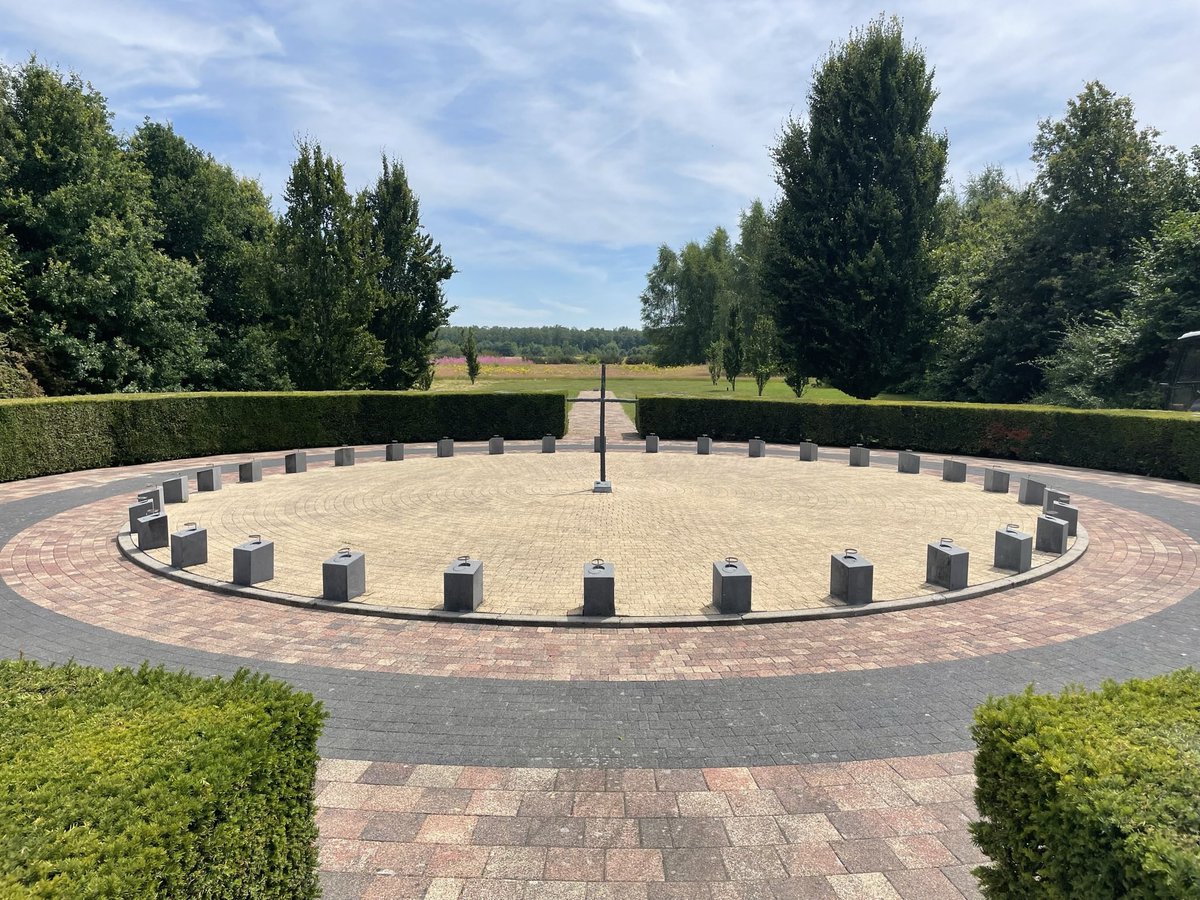Op 15 juli 1996 vond de Herculesramp plaats, waarbij 34 inzittenden om het leven kwamen toen het Belgische C-130 transportvliegtuig neerstortte. Vanavond vindt de jaarlijkse herdenking plaats. Deze is tevens te volgen via de livestream vanaf 17:30 uur 👉🏼 ap.lc/EXbox