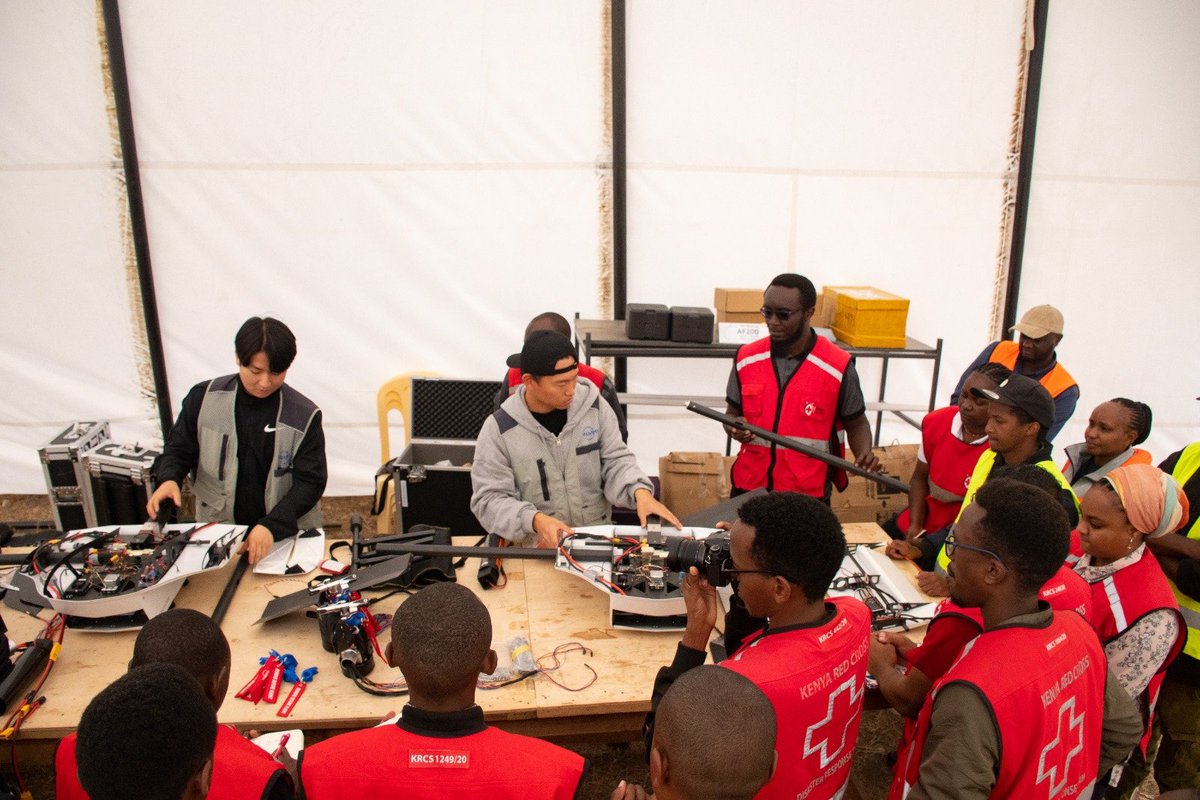 BobRobertalaah's tweet photo. DRONES FOR HUMANITY-Today marked the end of AF200 drone(Be used for blood, vaccine and medicine delivery in Makueni and Tharaka Nithi counties)training by #NARMA INC whom had partnered with @KenyaRedCross to train and showcase the delivery drone. #dronesforlife https://t.co/f2LWJJilu9