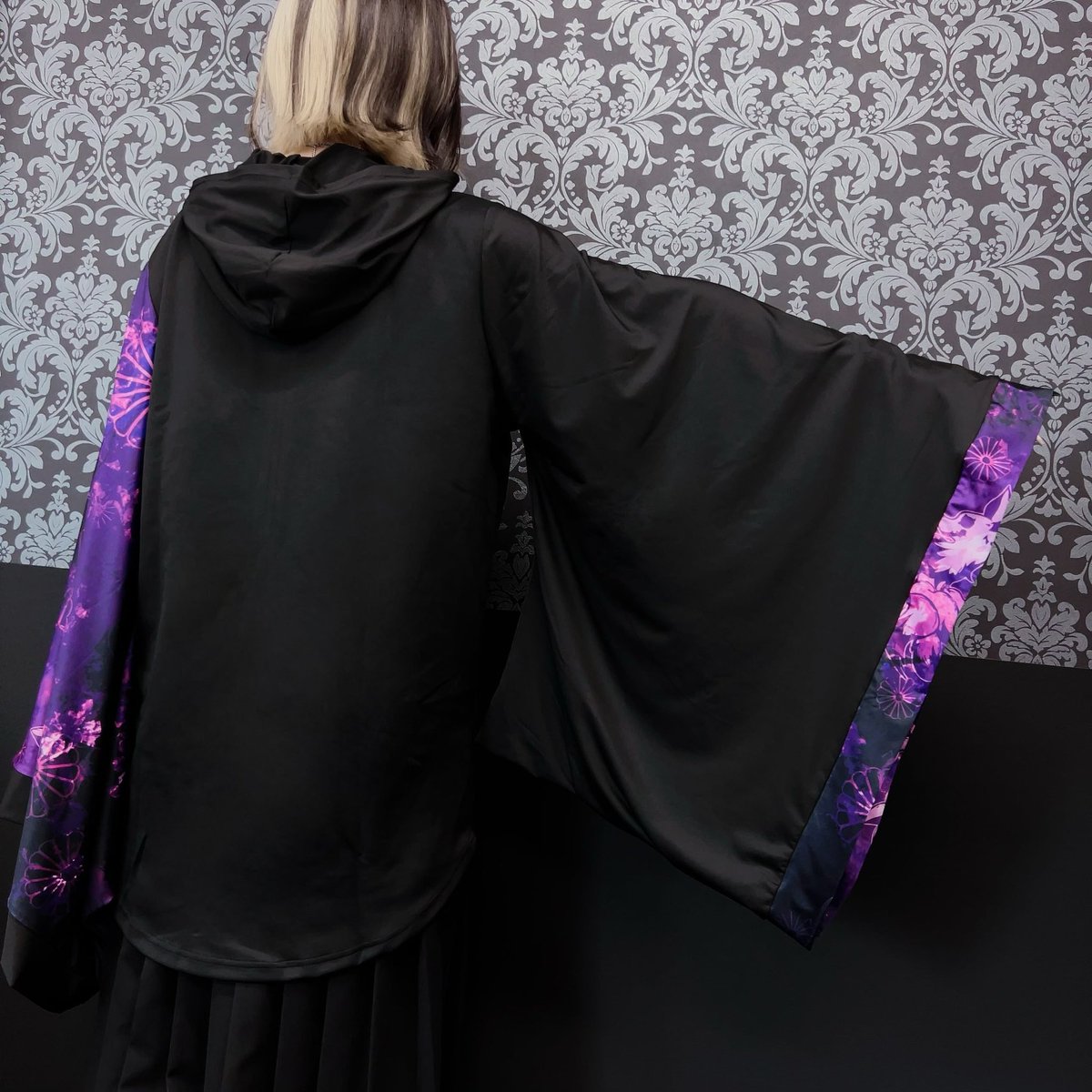 NieR_tokyo's tweet photo. 🎁本日〆切プレゼント企画🎁

当店オリジナル着物風袖ZIP OUTERを

🎁3名様にプレゼント🎁

ユニセックスアイテムです🐰

◼応募方法
フォロー(@NieR_tokyo) &amp; RT
◼締切〆  本日24時

※鍵垢の方も対象内です。

是非ご参加ください🙇‍♂️🙇‍♀️ https://t.co/HoFEmAsNvk