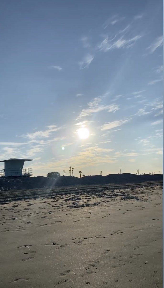 LisaSoCal1's tweet photo. Happy Saturday! So wonderful to be able to walk to this beach and chill 🏝️ 😎 https://t.co/UiSKfKO7ug
