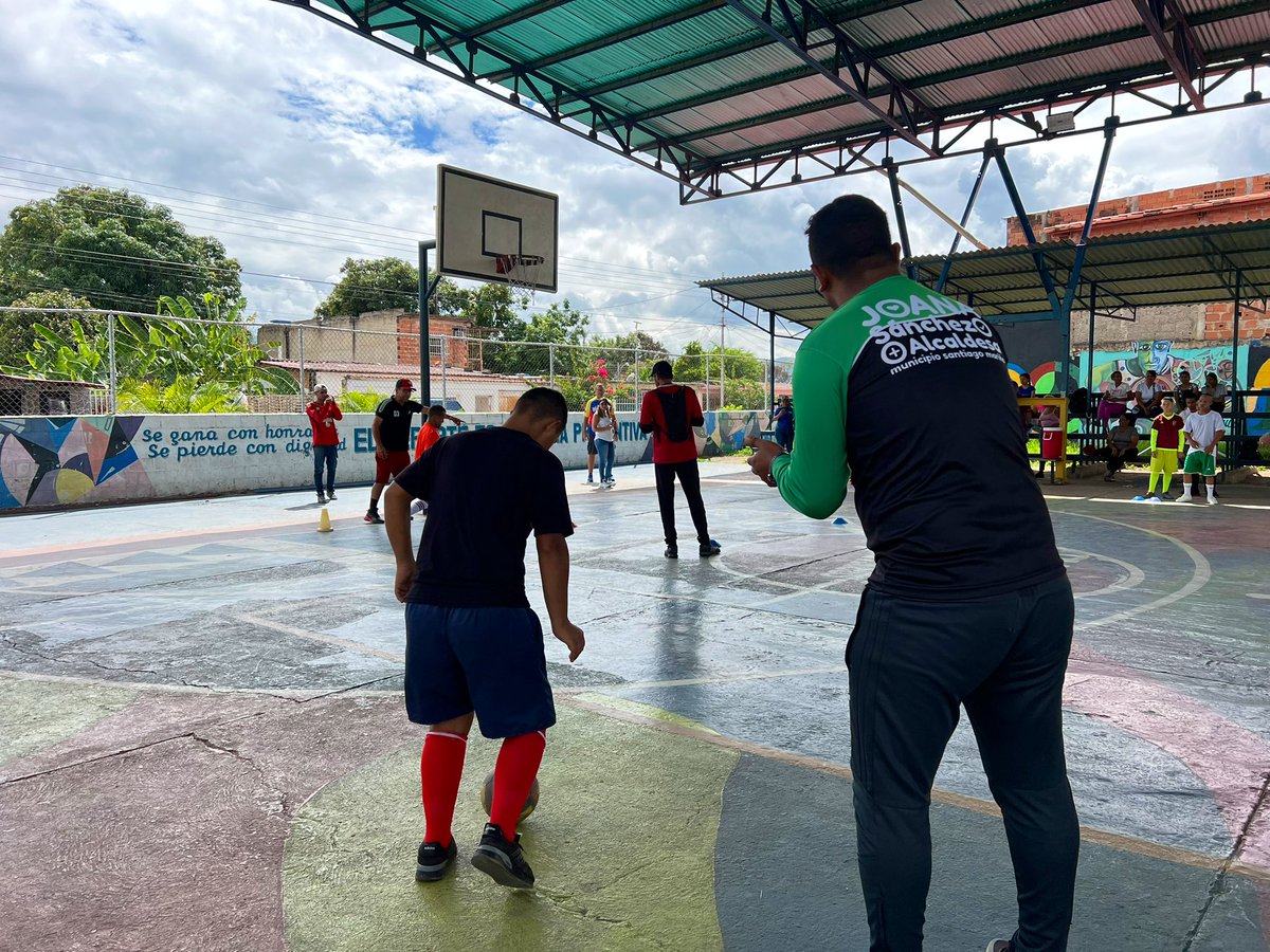 INADEMAR1's tweet photo. #EnFotos📸 Así se desarrolla el plan de entrenamiento y acondicionamiento integral de nuestra selección aragüeña de síndrome de down que estará disputando el campeonato nacional de futsal este #18Ago en el municipio #Mariño gracias al apoyo de @johanitakenpo #FiestaDeLaPalabra https://t.co/rIOlSgpKmS
