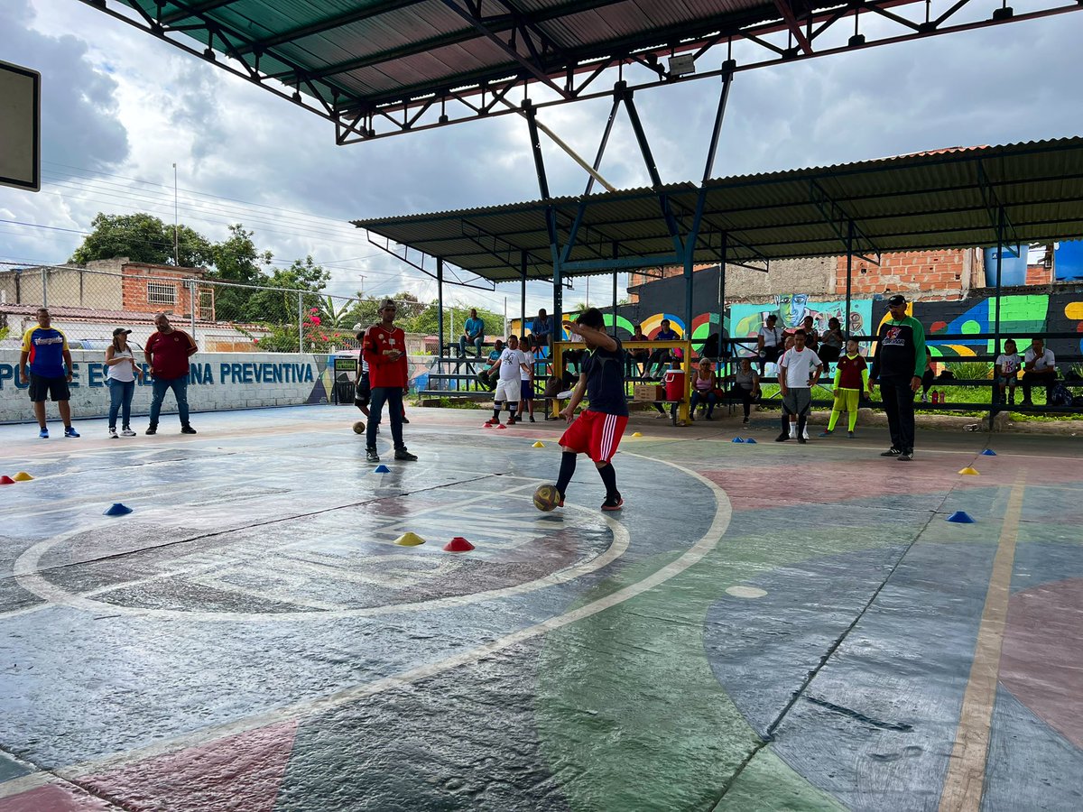 #EnFotos📸 Así se desarrolla el plan de entrenamiento y acondicionamiento integral de nuestra selección aragüeña de síndrome de down que estará disputando el campeonato nacional de futsal este #18Ago en el municipio #Mariño gracias al apoyo de <a href="/johanitakenpo/">Joana Sánchez</a> #FiestaDeLaPalabra