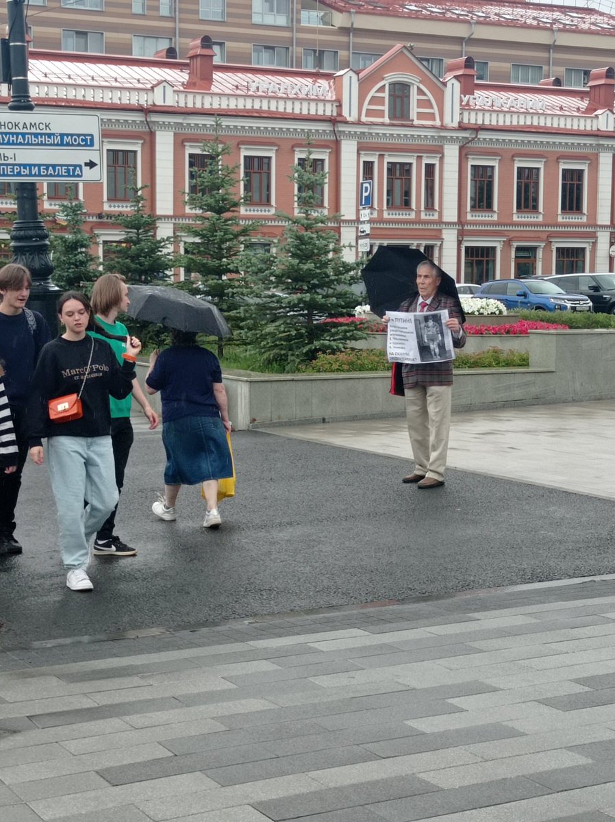 perm36_6's tweet photo. 👀 77-летний пермяк вышел в одиночный пикет

Виктор Гилин стоял сегодня у админстрации губернатора с обращением к Владимиру Путину. Он потребовал привлечь к ответственности избивших журналистку Елену Милашину и адвоката Александра Немова в Чечне. https://t.co/hENfugevlO
