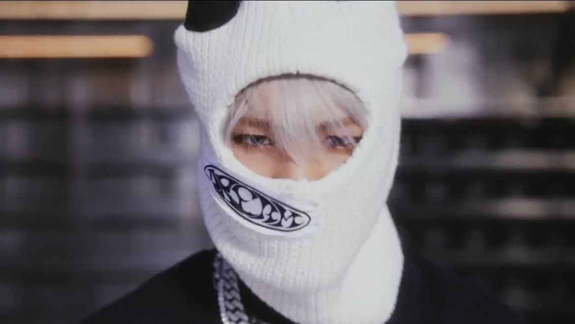 ไอ้เท่มันก็เท่แต่ก็สวยชิบหายเหมือนกัน ทั้งเมคอัพทั้งสีผมทั้งสีคอนแทคเลนส์