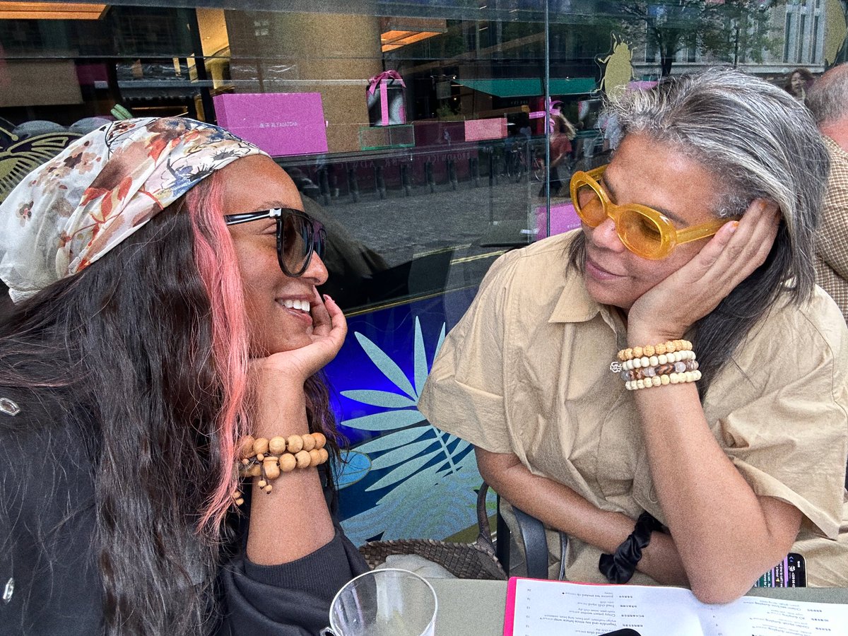 cuppymusic's tweet photo. Mama knows best (always) 🎀🧁💕 #MamaCupcake https://t.co/RwdX1jWppD