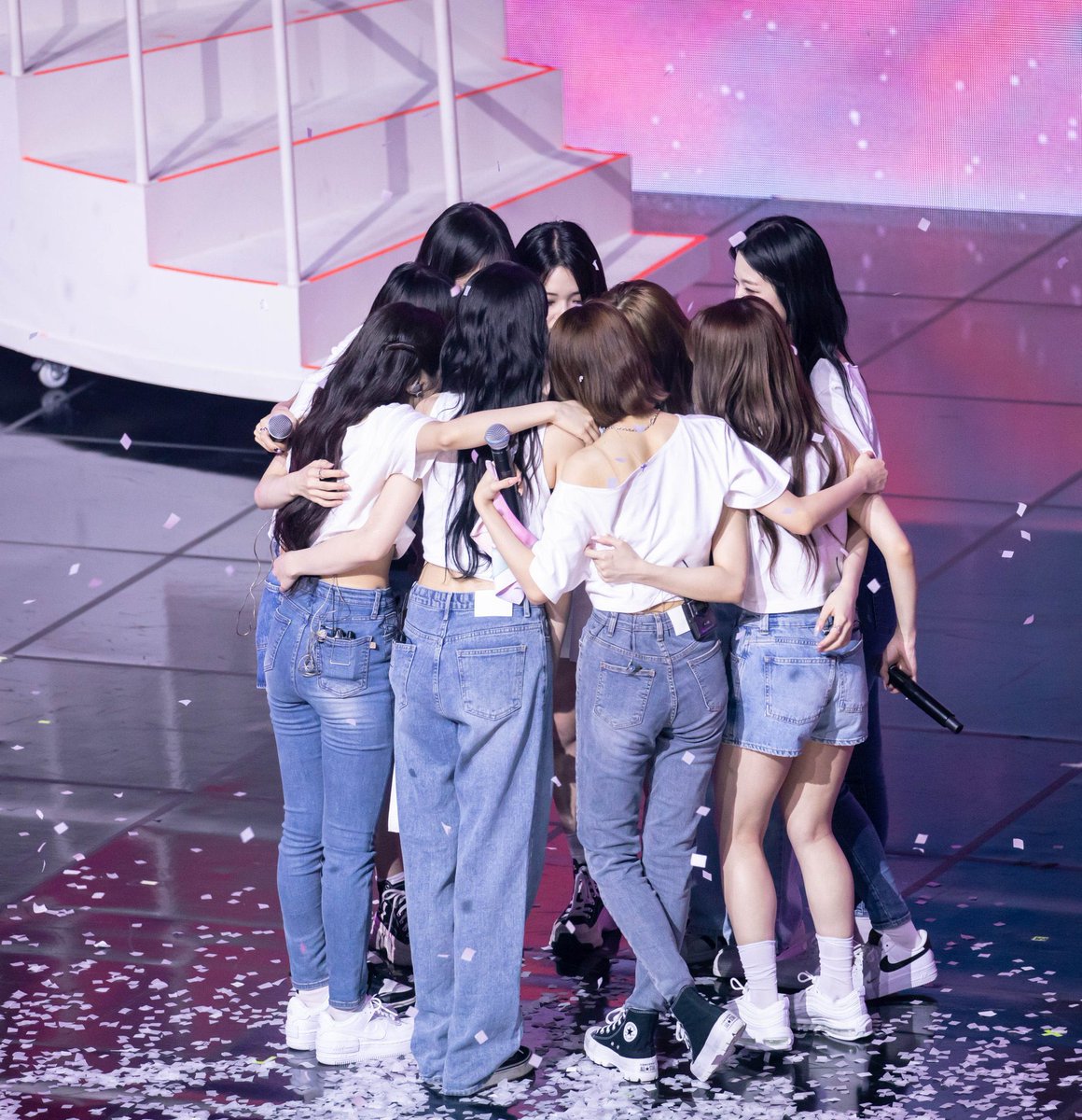 jimeganwon's tweet photo. Thank you for making our days A WHOLE LOT BETTER! fromis_9, flover, forever! 🍀🤙🏼

#2000DaysWithfromis_9
#프롬이와_2000일의_눈맞춤 https://t.co/Lj05zrOa5X