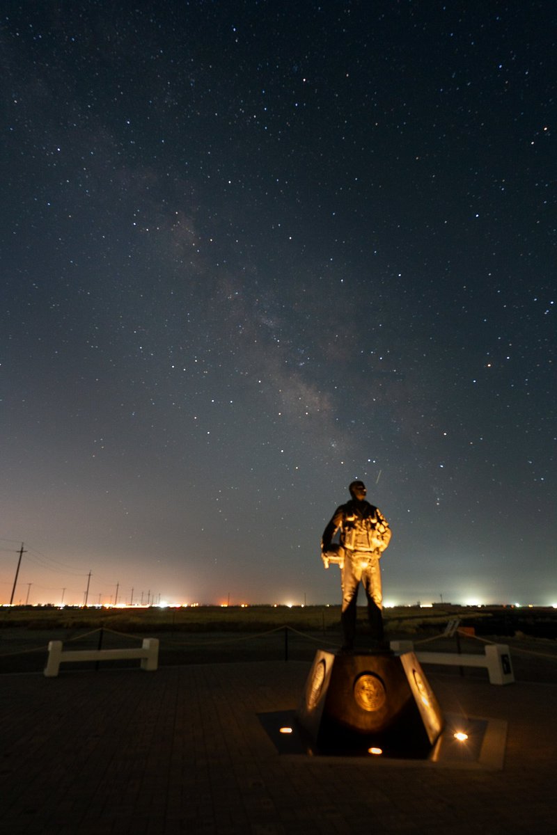 DayTrippinMike's tweet image. Milky Way over the Aviator Memorial at NAS Lemoore. 

#milkyway #Astrophotography #Lemoore #Naslemoore #Stars