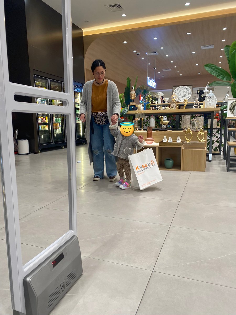 Marco_Monsalve's tweet photo. Con zapatillas nuevas y de compras #cachate 🥰🥰 https://t.co/mBHzNtz3dh