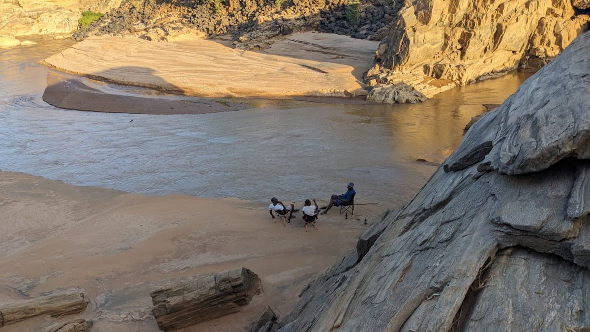 missSuesay's tweet photo. Chilling on the banks of Ewaso Nyiro #pointandgobeynd https://t.co/gegh4uiDKe