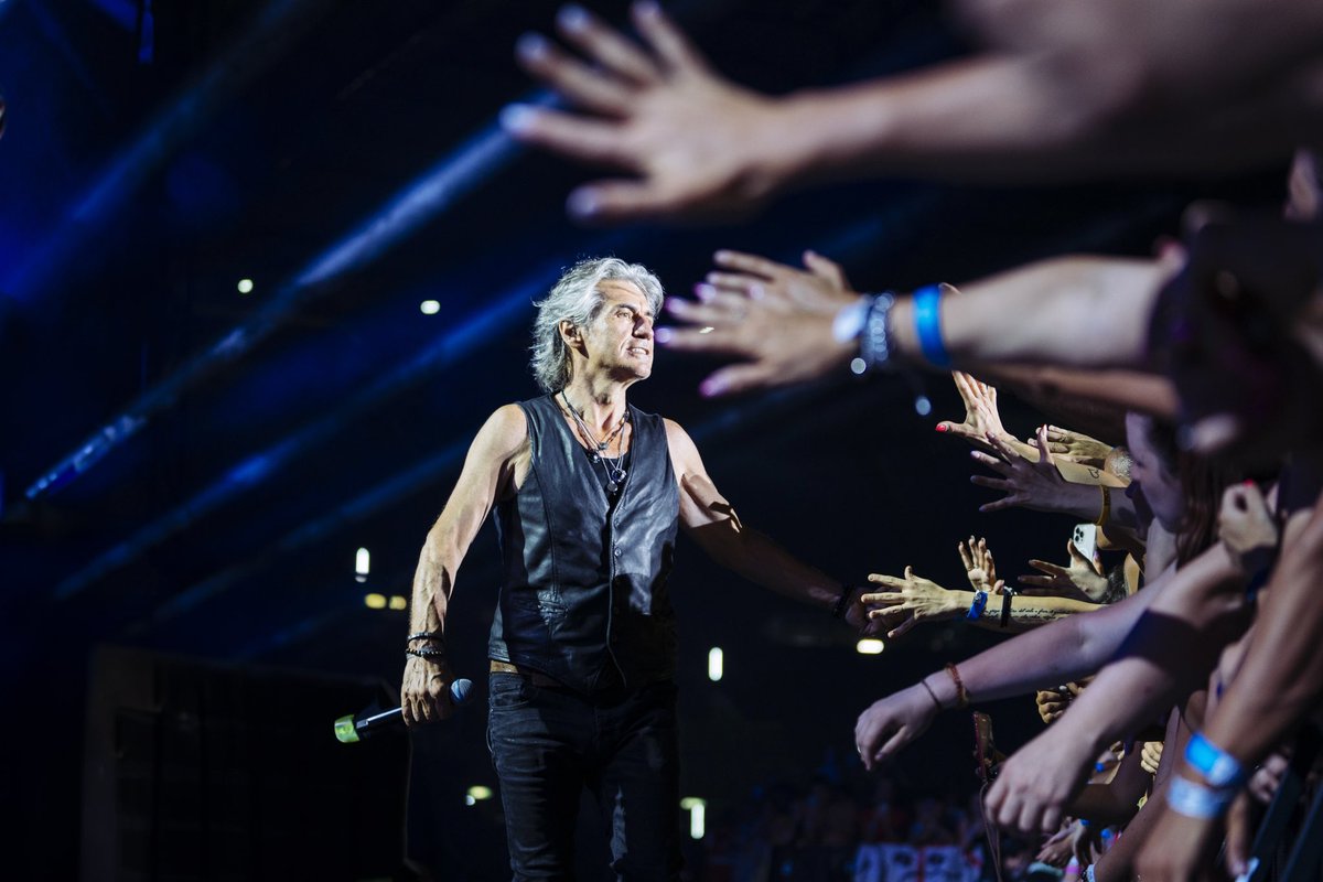 ligabue's tweet photo. L’abbraccio immenso di #Roma! https://t.co/EmAwqWrVFN