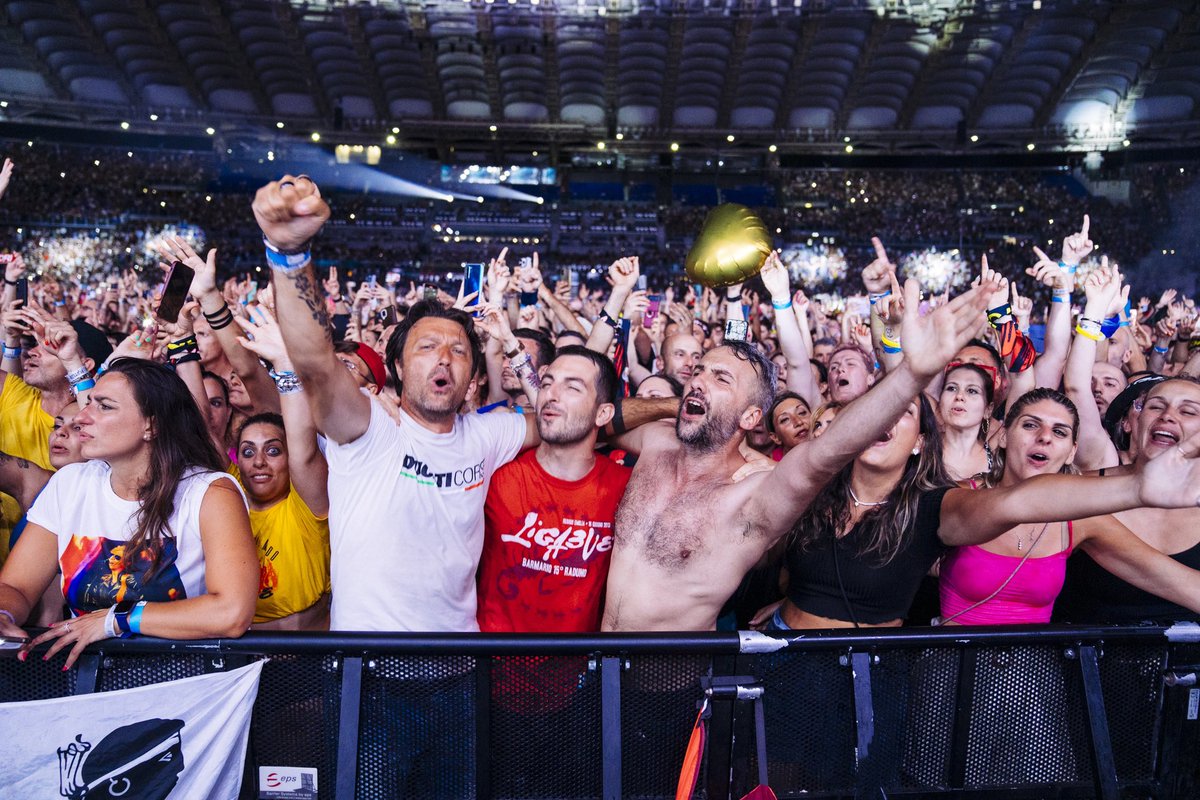 ligabue's tweet photo. L’abbraccio immenso di #Roma! https://t.co/EmAwqWrVFN