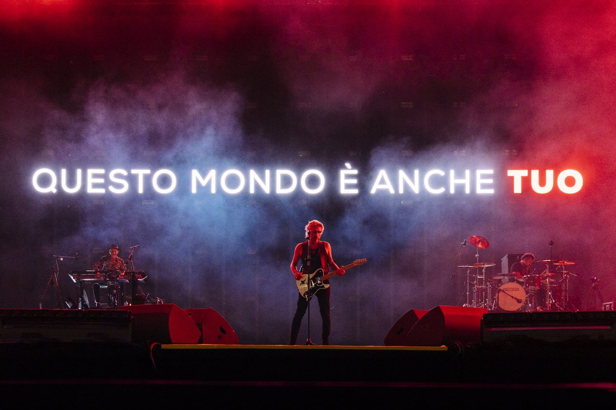 ligabue's tweet photo. L’abbraccio immenso di #Roma! https://t.co/EmAwqWrVFN