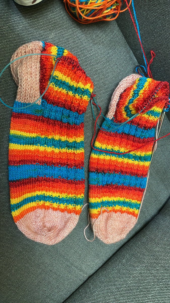 revsmf's tweet photo. @StolenStitches Socks for hubby. Texture pattern is library socks, heel is from keel heel socks. MC Hawaii national park from Must Stash Yarns. CC lobster bisque from Polka Dot Creek yarns. So fun! https://t.co/BVOlQVc5Gp