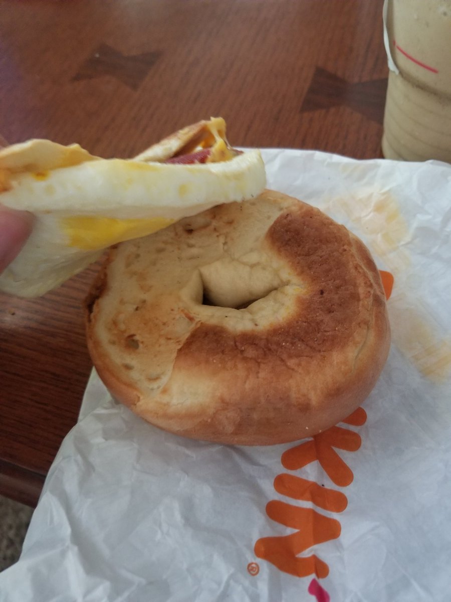 ka_adora_ness's tweet photo. Ohhhh dunkin. Who cuts a bagel like this? #smh #dunkin #dunkindonuts @dunkindonuts https://t.co/MDkwO15QEU