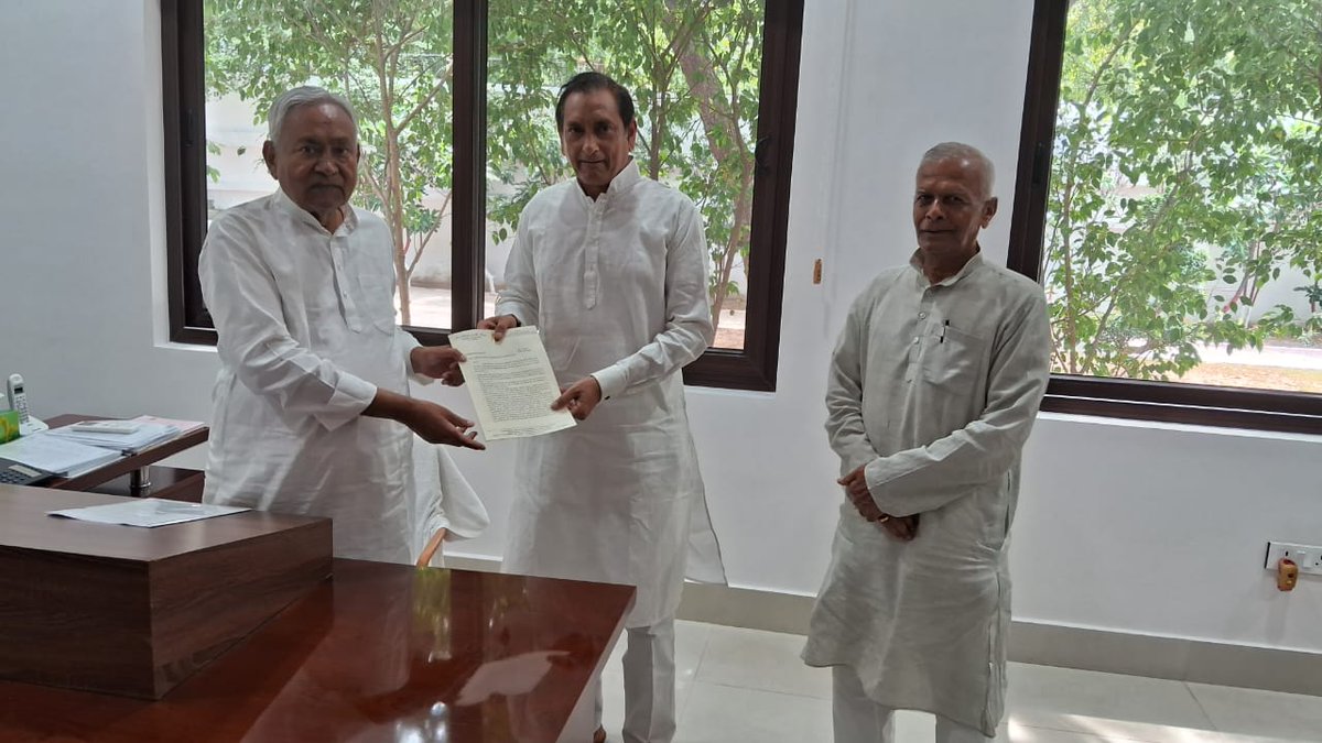 kaifee4u's tweet photo. खगड़िया के सांसद @mehboob_kaiser साहब ने बिहार के मुख्यमंत्री श्री @NitishKumar जी से मुलाकात कर हसनपुर विधानसभा में डिग्री कालेज और जलजमाव की जनसमस्याओं से अवगत कराए।

@YusufRJD @Lovely_Khagaria @manishkumar0001 @NavnitKumarJDU @Shabanakhan7869 @Navin_Yadav14 @iKrishanRaj https://t.co/XJZM77AcGh