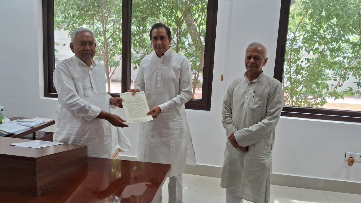 kaifee4u's tweet photo. खगड़िया के सांसद @mehboob_kaiser साहब ने बिहार के मुख्यमंत्री श्री @NitishKumar जी से मुलाकात कर हसनपुर विधानसभा में डिग्री कालेज और जलजमाव की जनसमस्याओं से अवगत कराए।

@YusufRJD @Lovely_Khagaria @manishkumar0001 @NavnitKumarJDU @Shabanakhan7869 @Navin_Yadav14 @iKrishanRaj https://t.co/XJZM77AcGh