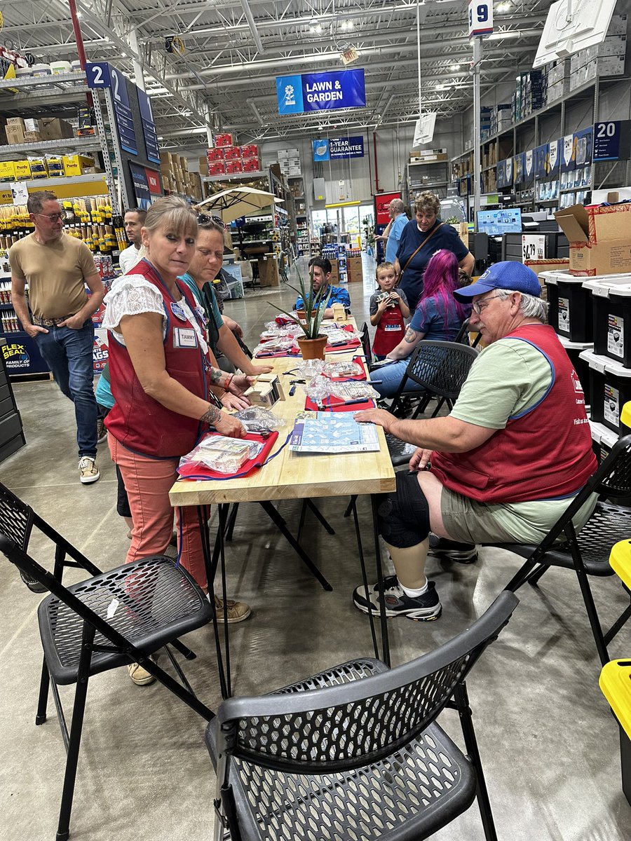 Today we’re building tic-tac-toe grills, the team all got involved and loved this kids workshop!! <a href="/charlesatlowes/">charlesatlowes</a> @AlexStempovschi <a href="/KylerAtLowes/">KylerAtLowes</a>