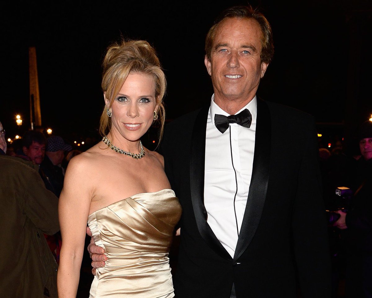 Ladies and gentlemen, 
The next President of the United States and the next First Lady: Robert F. Kennedy, Jr. and Cheryl Hines!
#Kennedy24 #HealTheDivide #AllTheWayWithRFK 
kennedy24.com/donate