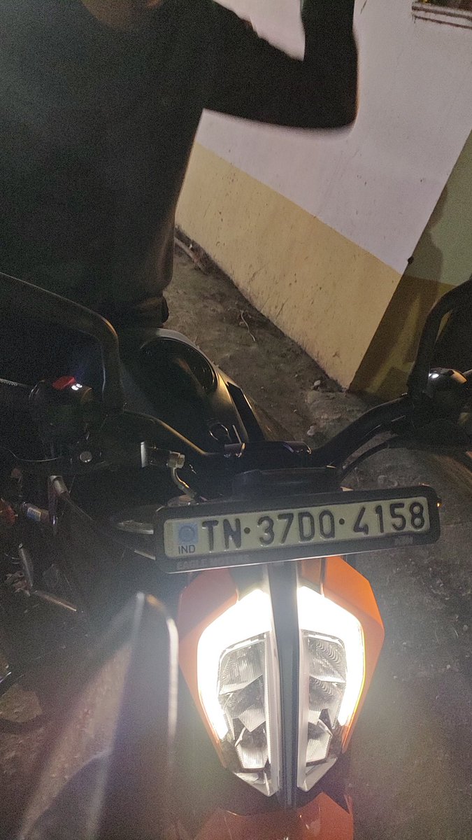 Ar_Pradeepkumar's tweet photo. This guy drives dangerously and making sudden stunts in the avinashi road near hope college to funmall road around 8:20 pm today without helmet. And what are the actions can be taken if I complaint on this driver @Cbe_Dist_Police. #risking_others_life_on_roads https://t.co/IwQOwT2pfq