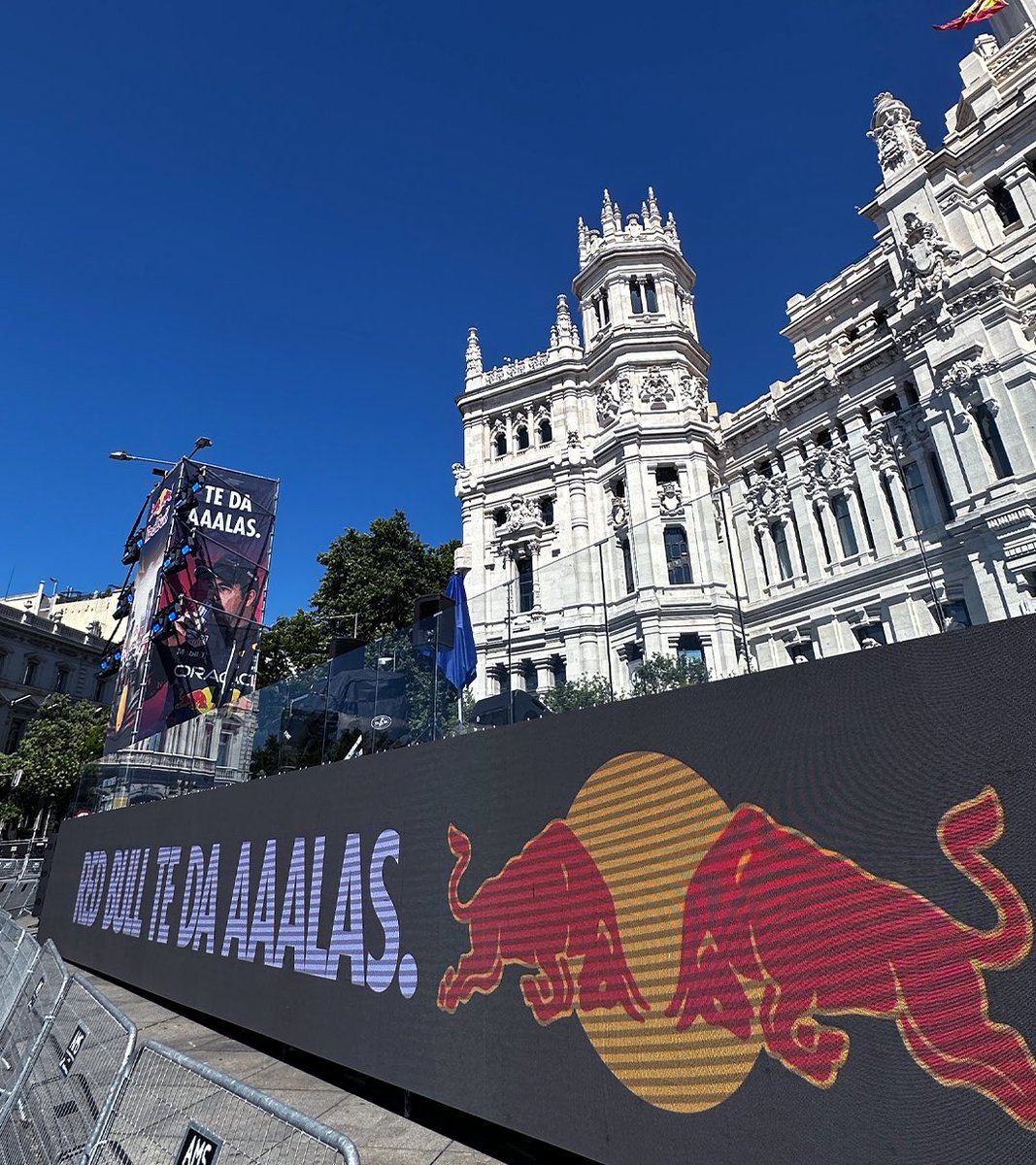 redbullracing's tweet photo. Buenas tardes, Madrid 😎 #RedBullShowrun 🇪🇸 https://t.co/lUQ7hfeiRy
