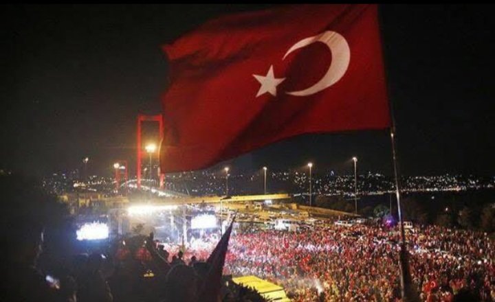 Aziz Türk Milletinin, ihanetin karşısında cesareti ve kararlılığı ile dimdik durduğu 15 Temmuz Demokrasi ve Milli Birlik Günü'nün 7. yıldönümünde, bağımsızlığımız uğruna canlarını feda eden tüm Şehitlerimize Allah’tan rahmet diliyor, Gazilerimizi şükran ve minnetle anıyorum.