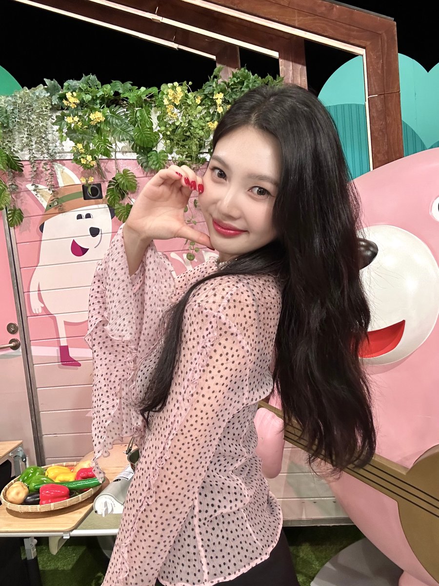 RVsmtown's tweet photo. 오늘도 즐겁고 귀여운 이야기들이 기다리고 있어요! 
이따 만나요😆💚

#조이 #JOY
#레드벨벳 #RedVelvet 
#TV동물농장 https://t.co/p91EIYHe2V